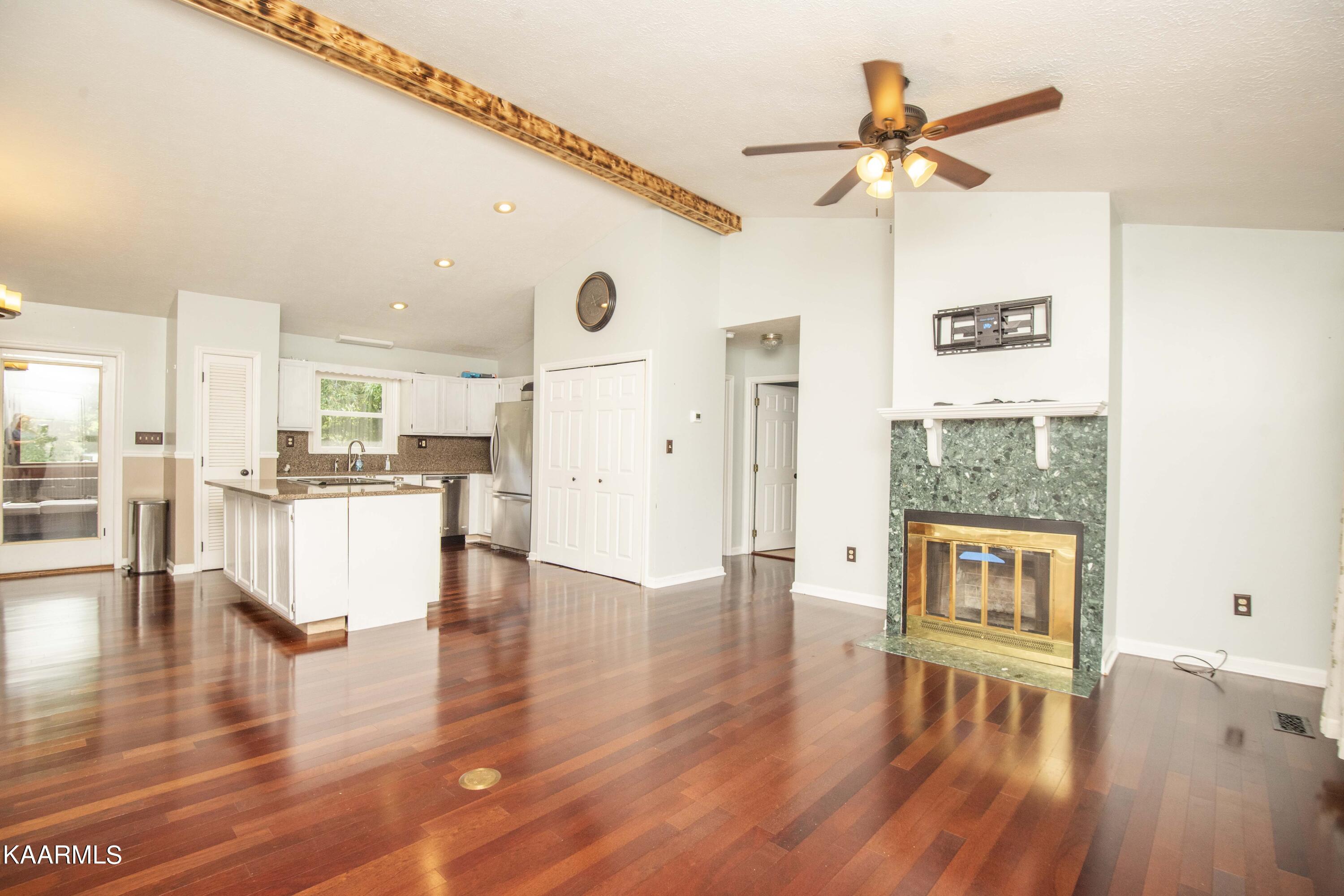 8519 Ridgeland Drive Corryton, TN 37721 - Photo 6 of 43 living 4_1