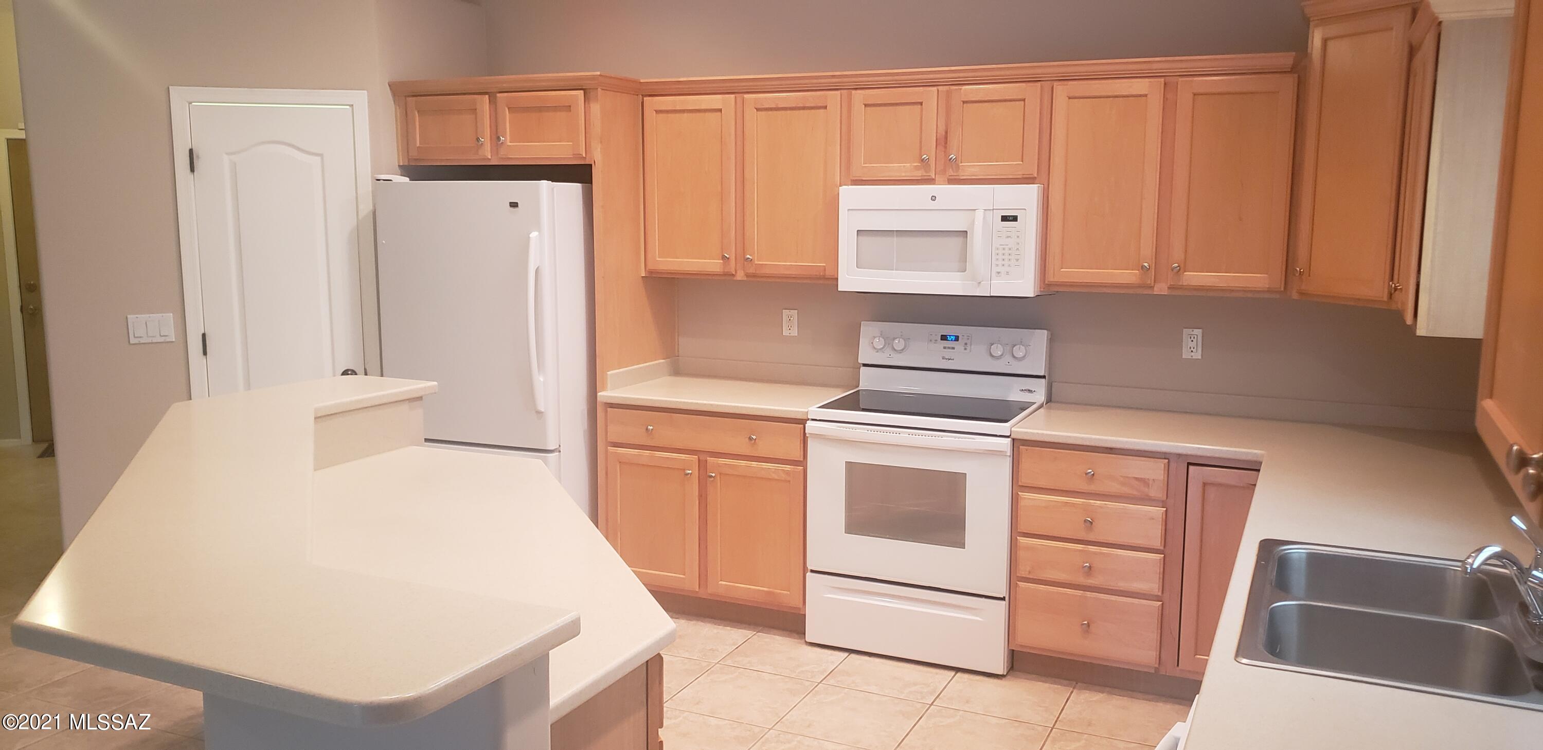 2407 West Golden Hills Road Tucson, AZ 85745 - Photo 8 of 32