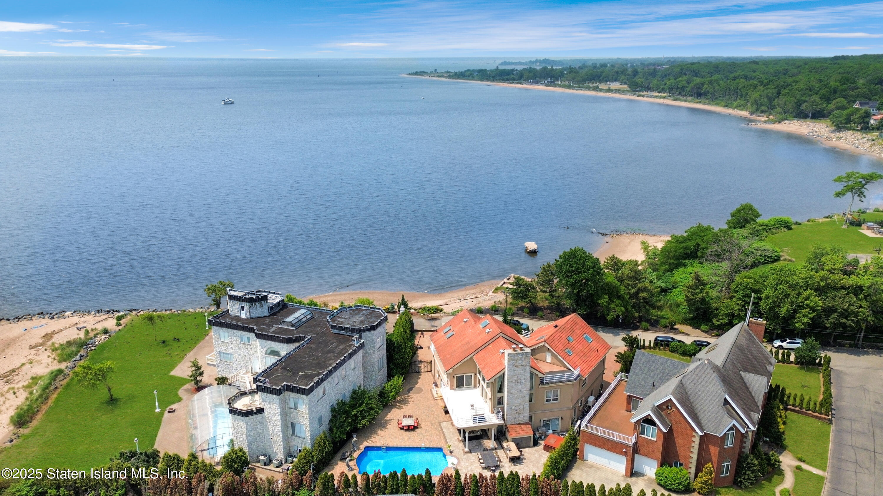 545 Arbutus Avenue Staten Island, NY 10312 - Photo 40 of 57 an aerial view of multiple house