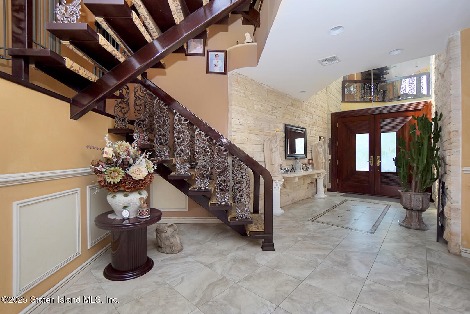 545 Arbutus Avenue Staten Island, NY 10312 - Photo 4 of 57 a view of entryway