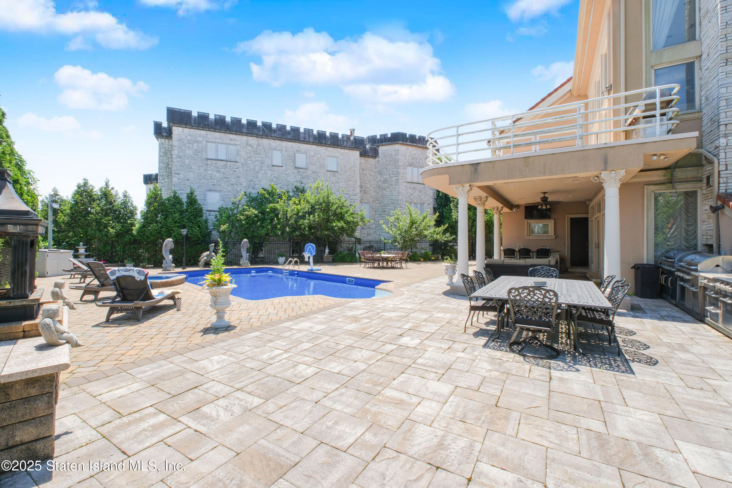 545 Arbutus Avenue Staten Island, NY 10312 - Photo 51 of 57 a view of a terrace with sitting area