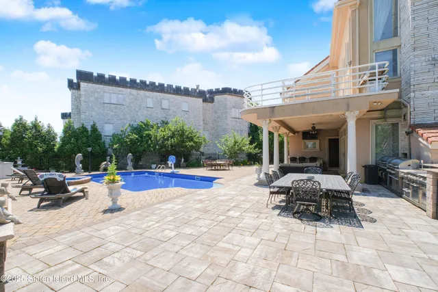 $2,599,999 | 545 Arbutus Avenue | Huguenot