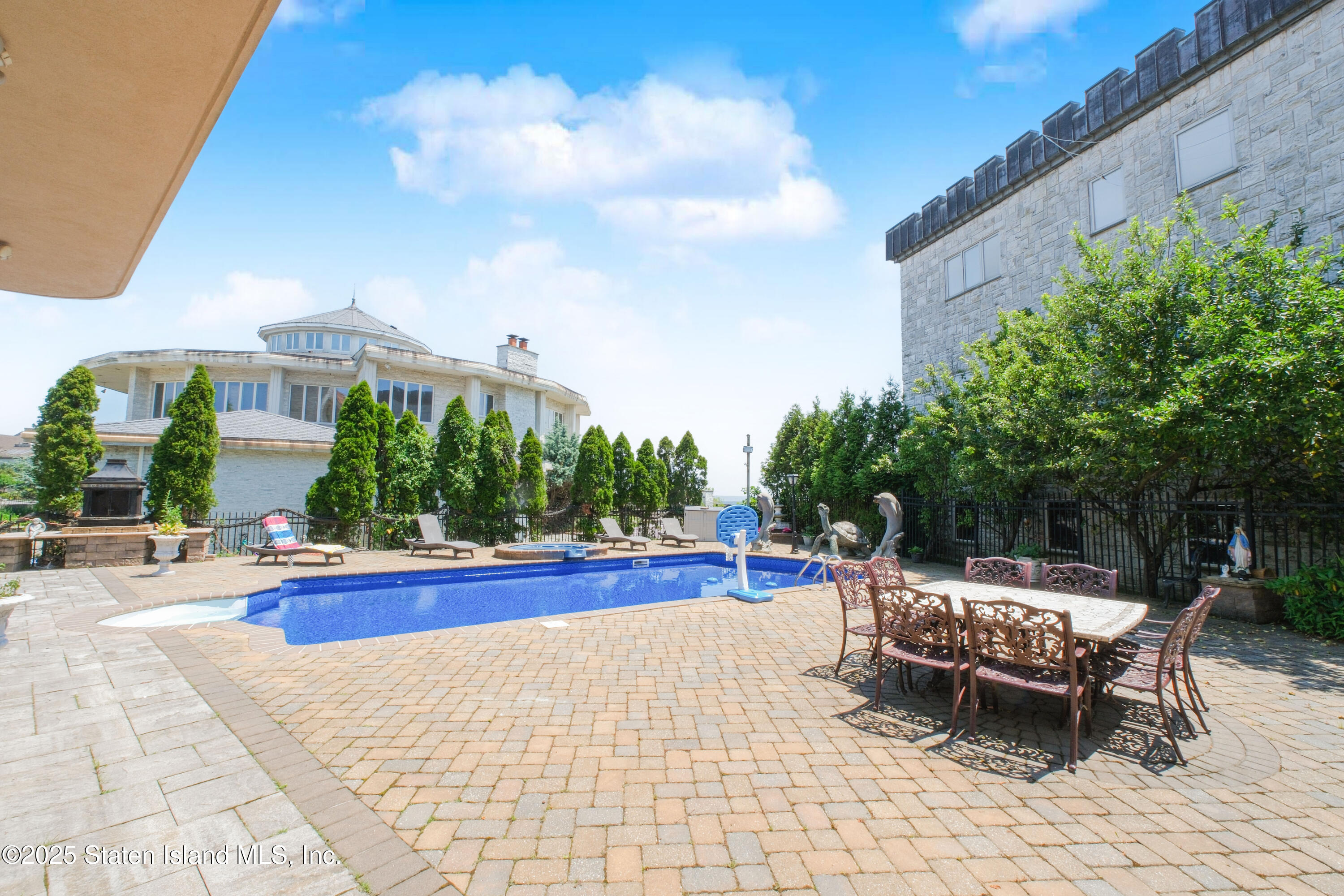 545 Arbutus Avenue Staten Island, NY 10312 - Photo 53 of 57 a view of a backyard with sitting area