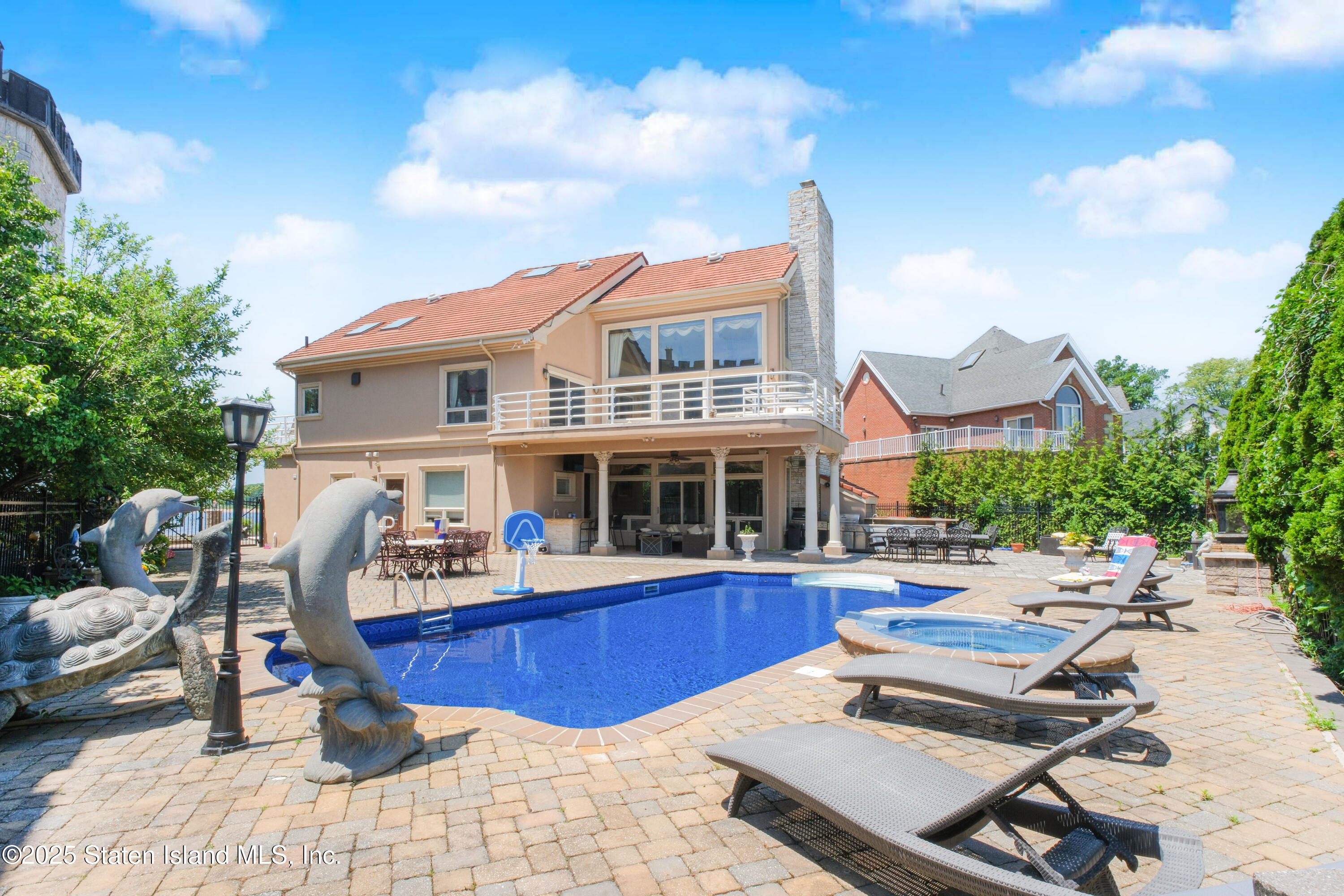 545 Arbutus Avenue Staten Island, NY 10312 - Photo 54 of 57 a view of a house with swimming pool and sitting area
