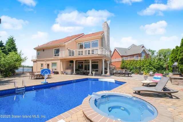 $2,599,999 | 545 Arbutus Avenue | Huguenot