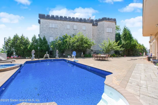 $2,599,999 | 545 Arbutus Avenue | Huguenot