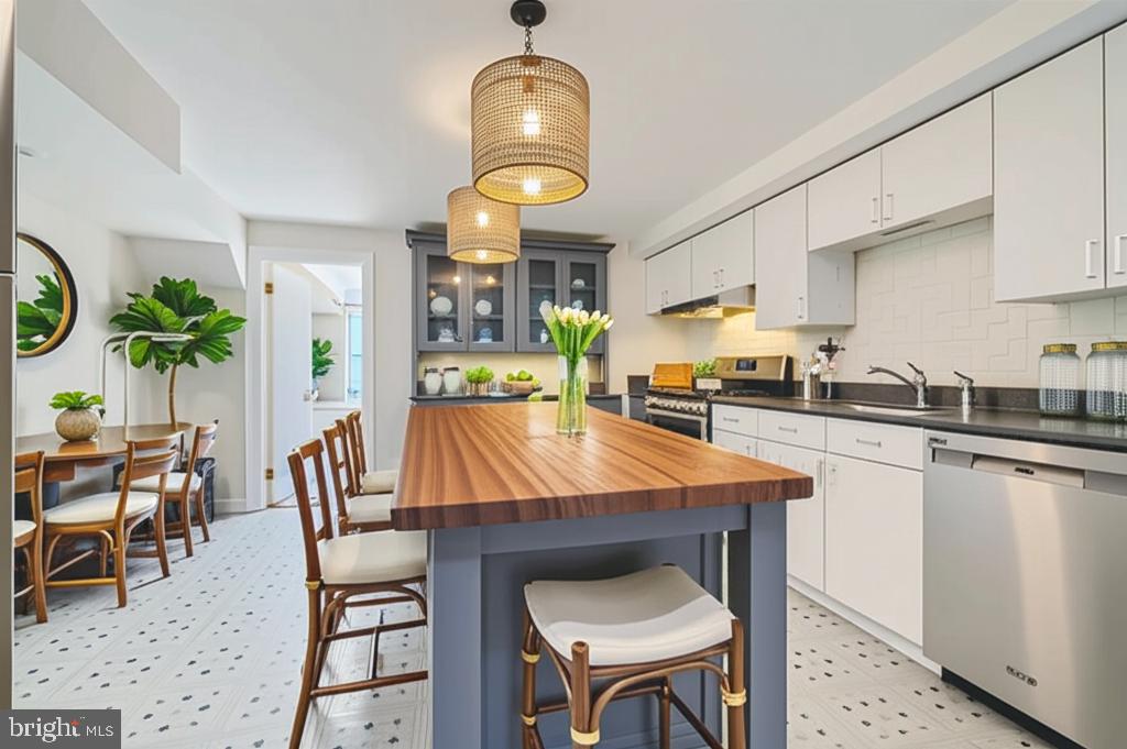 229 South Ann Street, Unit B Baltimore, MD 21231 - Photo 4 of 47 a dinning table and chairs in a kitchen