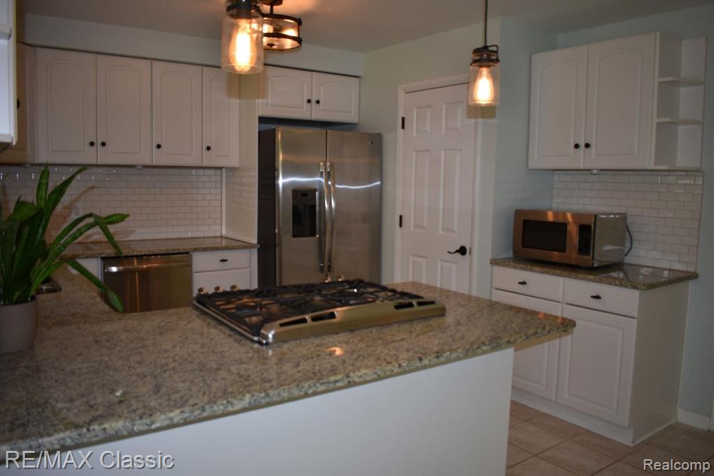 31974 Lahser Road Beverly Hills, MI 48025 - Photo 10 of 40
