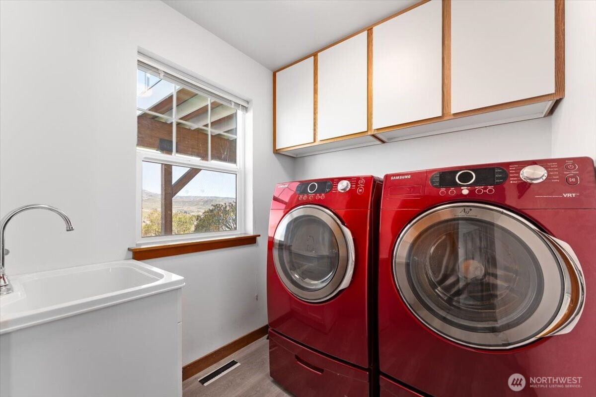 1190 Summit Boulevard Manson, WA 98831 - Photo 23 of 40 a utility room with dryer and washer