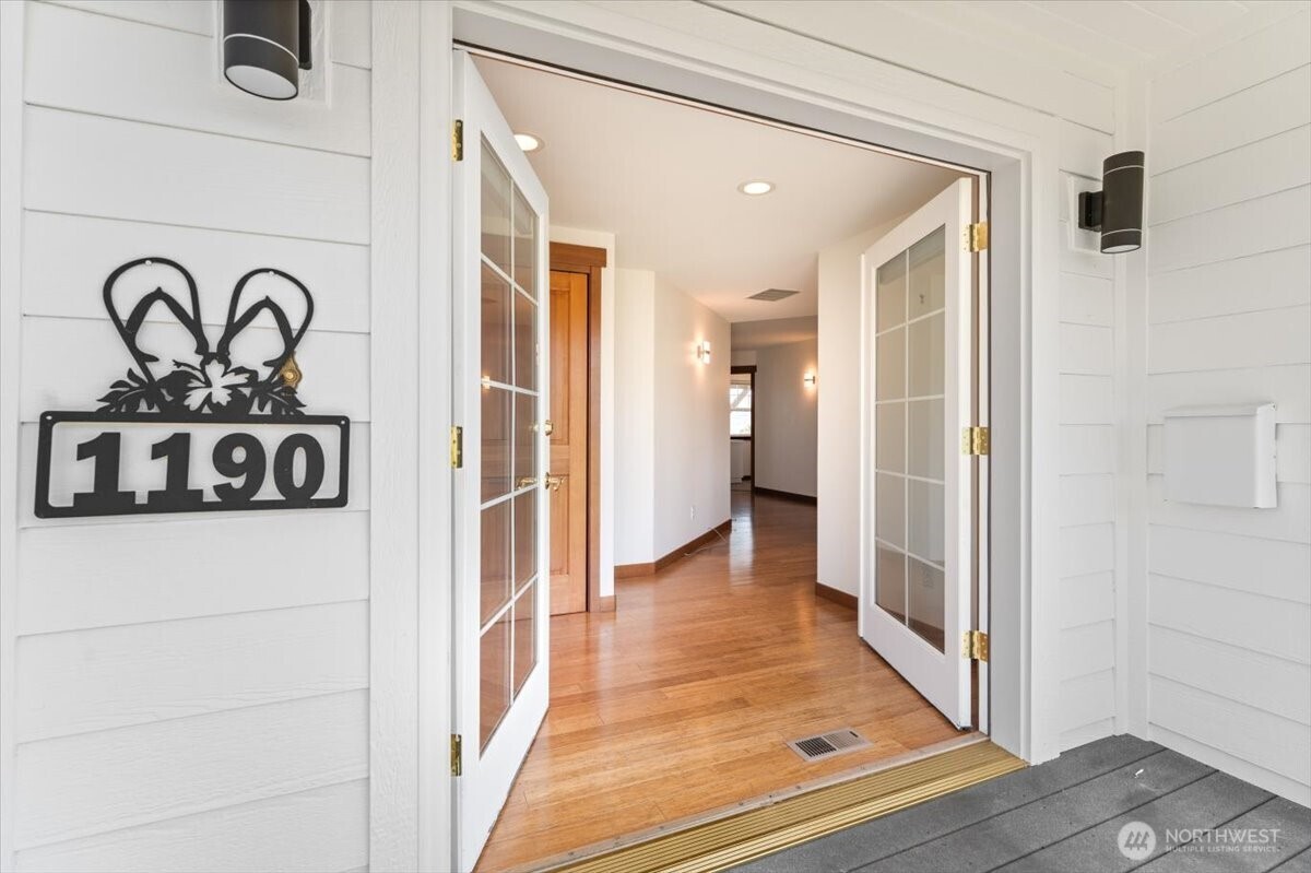 1190 Summit Boulevard Manson, WA 98831 - Photo 5 of 40 a view of a hallway with entryway
