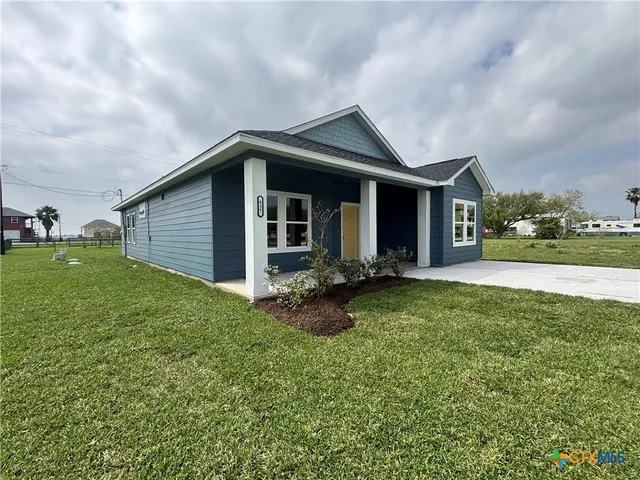 a view of a house with yard and porch