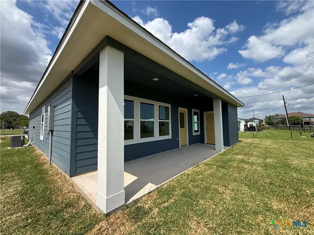 a view of an house with backyard porch