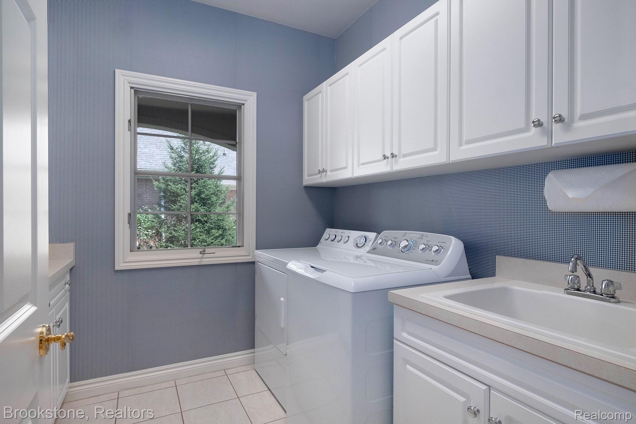 2916 Birnam Court Rochester, MI 48306 - Photo 23 of 44 1st Level Laundry Room