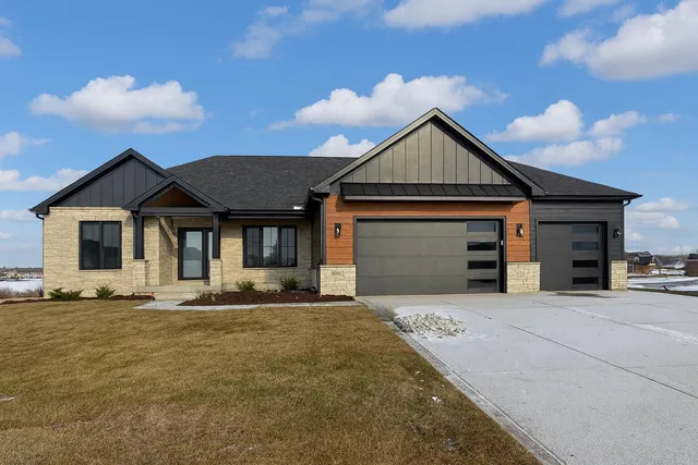 $999,900 | 10102 Lakeview Drive, St. John, IN 46373