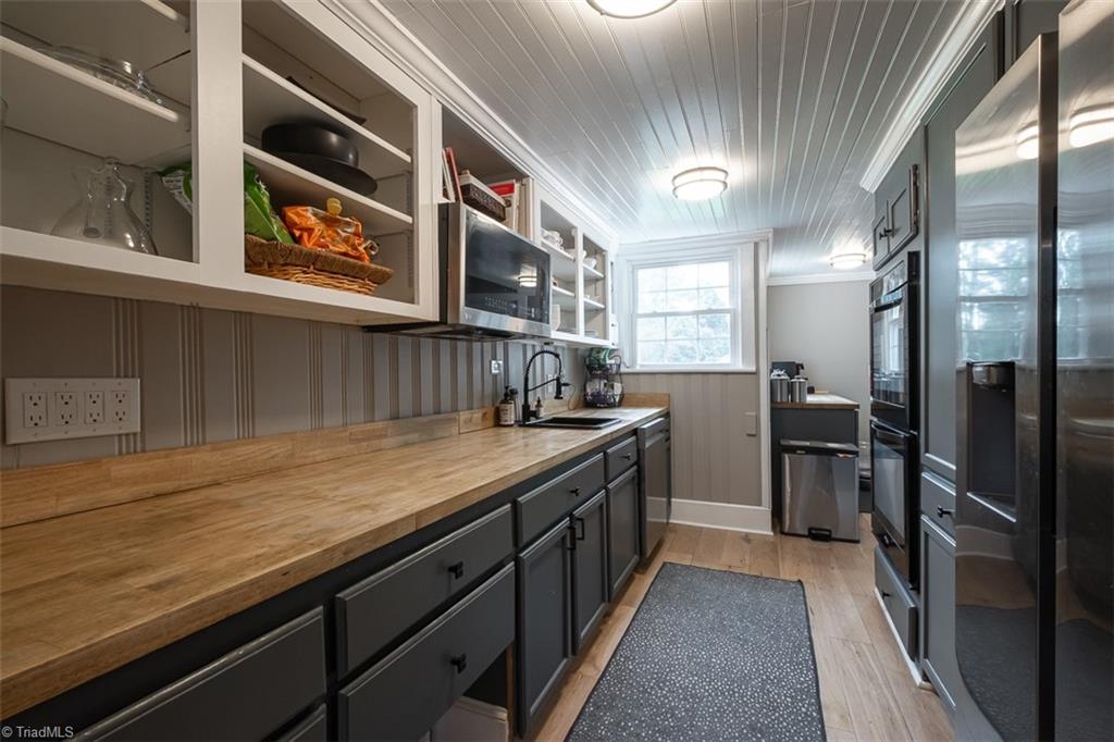 113 Gwyn Avenue Elkin, NC 28621 - Photo 15 of 39 Butler's pantry.