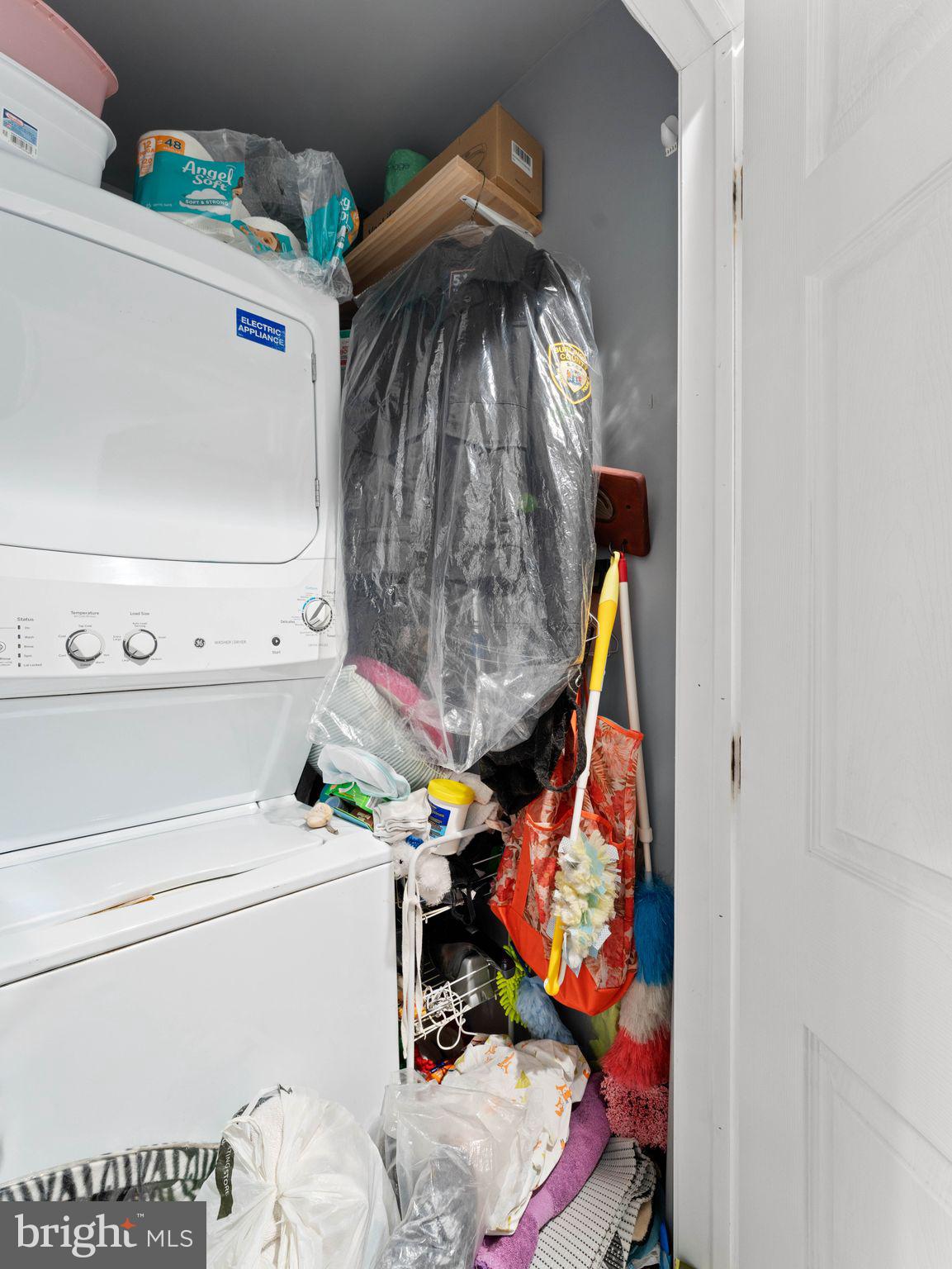 435 Mechanic Street Camden, NJ 08104 - Photo 10 of 16 a utility room with dryer and washer