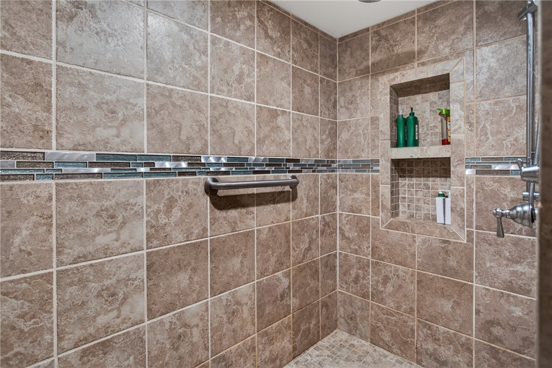 136 Loran Pointe Circle Seneca, SC 29672 - Photo 38 of 50 A fully tiled shower features a built-in niche and a stylish decorative accent band.
