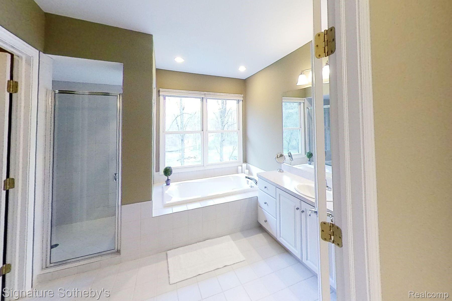 1415 Kentfield Drive Rochester, MI 48307 - Photo 40 of 49 masterbath.jpg