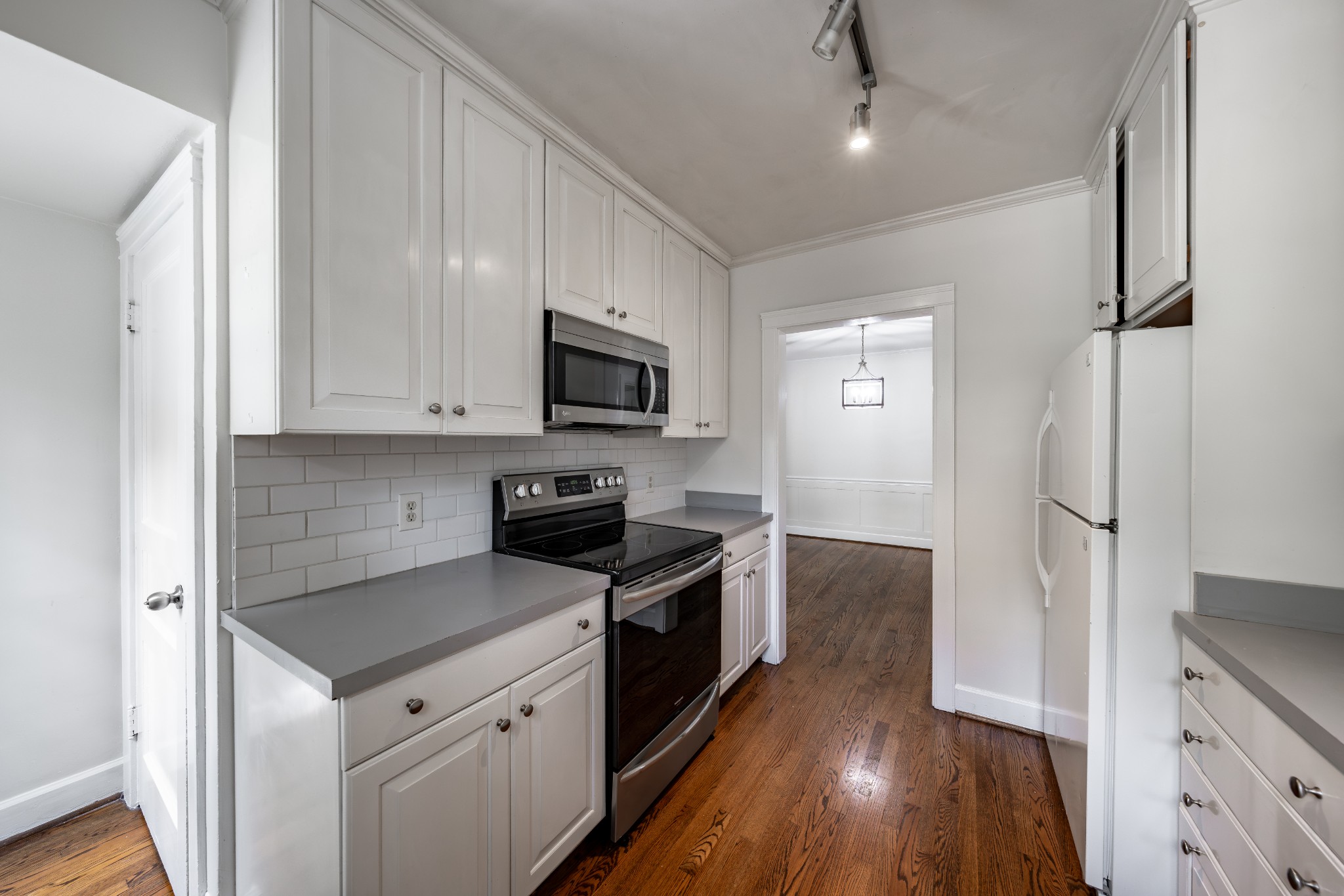 3508 Robin Road Nashville, TN 37204 - Photo 17 of 32 a kitchen with a stove a sink and a refrigerator