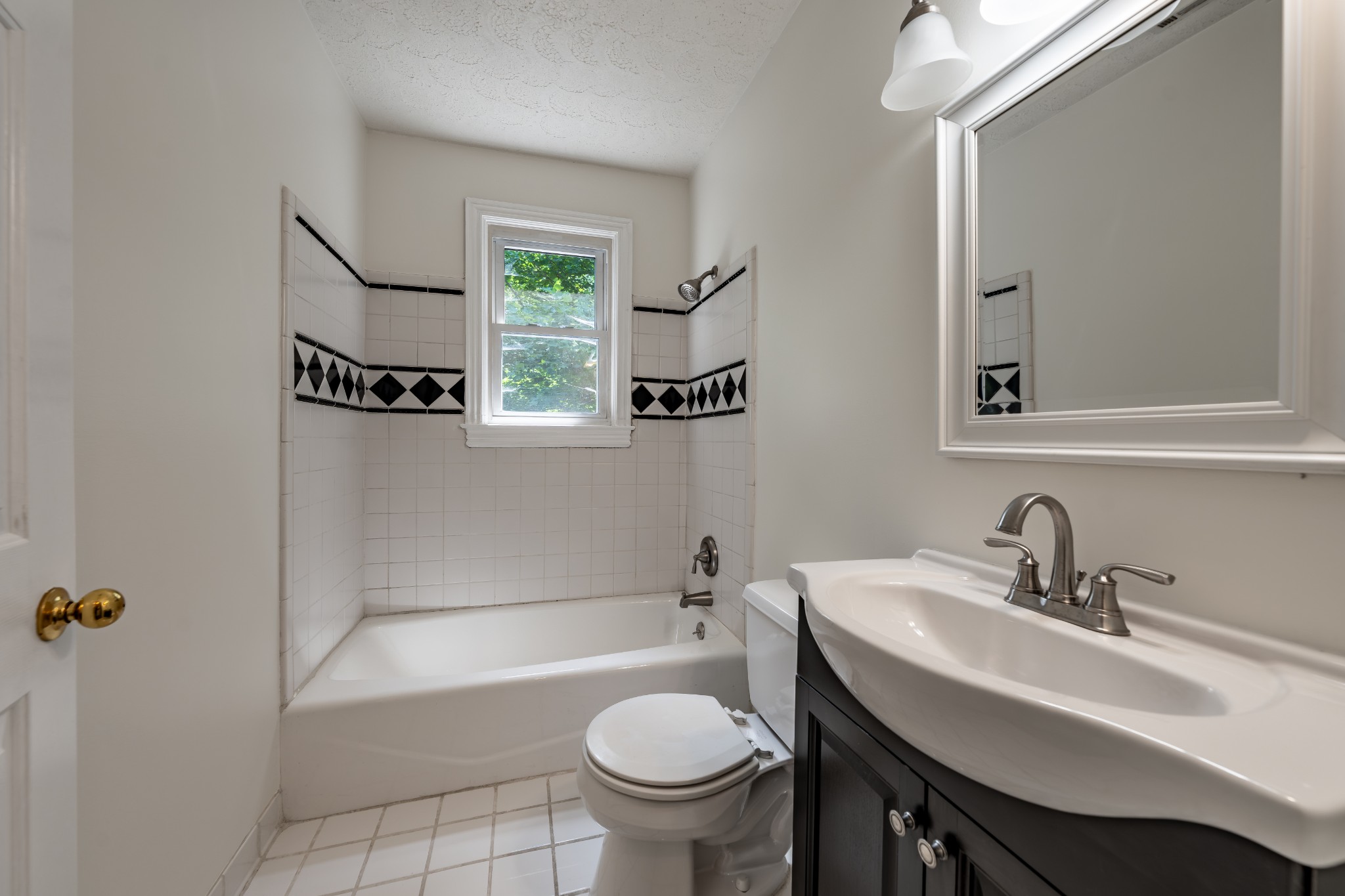 3508 Robin Road Nashville, TN 37204 - Photo 20 of 32 a bathroom with a sink a toilet and a bathtub
