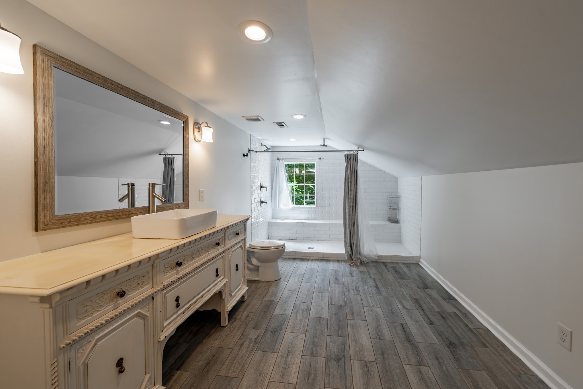 3508 Robin Road Nashville, TN 37204 - Photo 31 of 32 a bathroom with a sink and a mirror