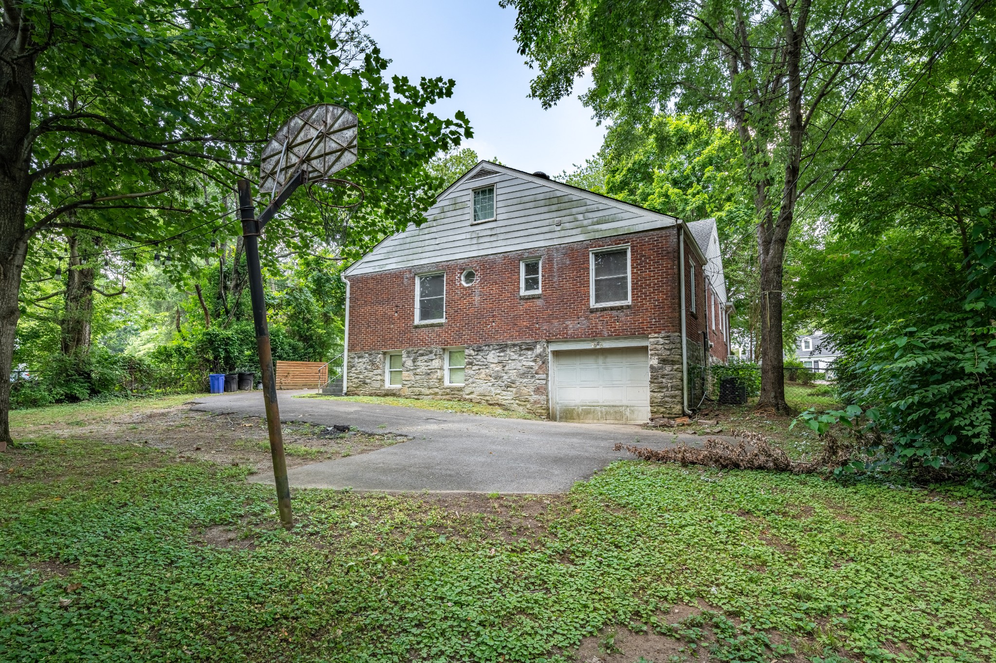 3508 Robin Road Nashville, TN 37204 - Photo 5 of 32 a house view with a garden space