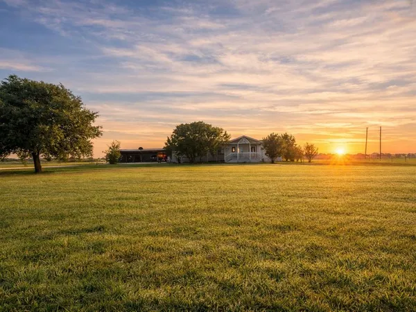 $375,000 | 6930 Northwest County Road 1210, Barry, TX 75102