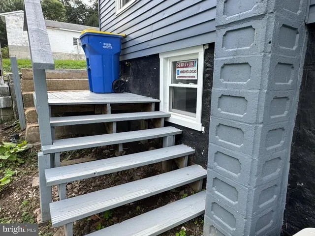 a view of entryway door of the house