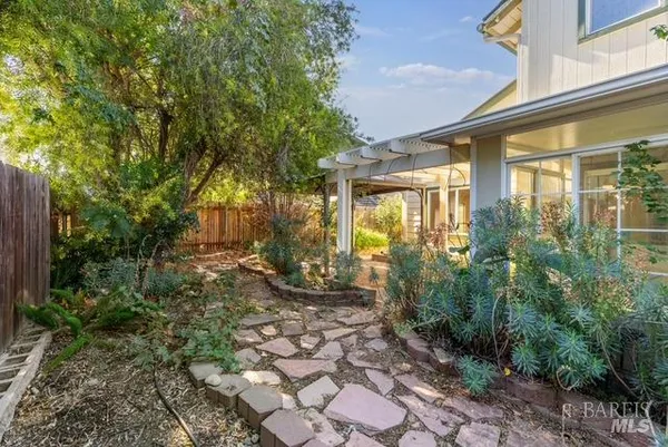 a view of a back yard