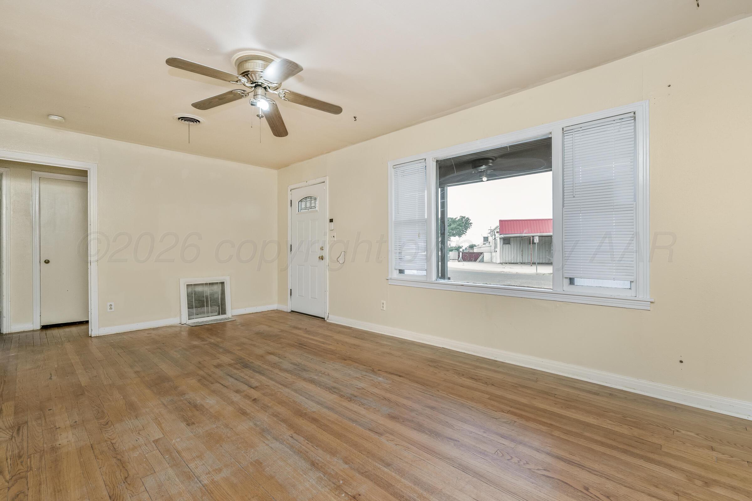 3609 South Travis Street Amarillo, TX 79110 - Photo 7 of 21 Living Room