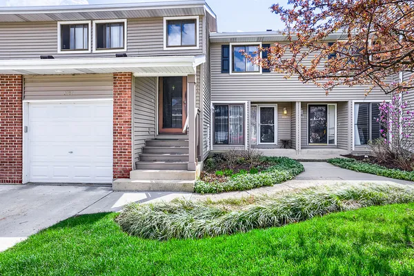 $284,900 | 1092 Pine Tree Circle North, Buffalo Grove, IL 60089