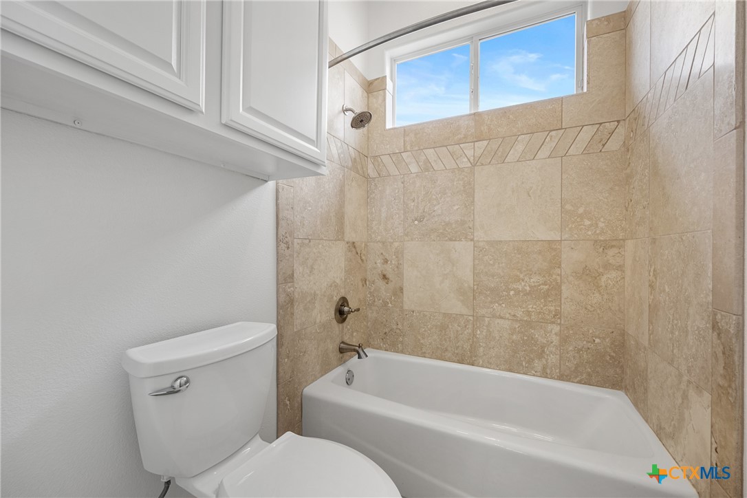6717 Springwood Court Temple, TX 76502 - Photo 17 of 33 a bathroom with a toilet and bathtub