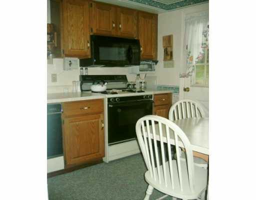 21 Robinhood Road Green Tree, PA 15220 - Photo 4 of 8 Kitchen.