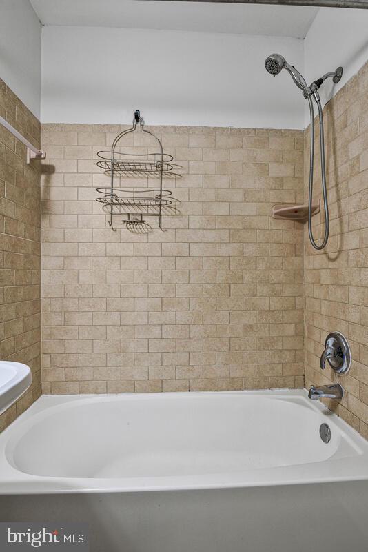 3103 Naylor Road Southeast, Unit 304 Washington, DC 20020 - Photo 22 of 28 a bathroom with a tub