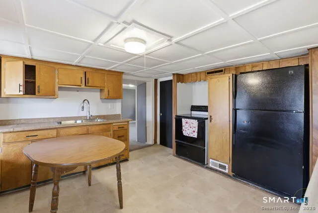 $2,500 | 76 Skinner Street, East Hampton, CT 06424