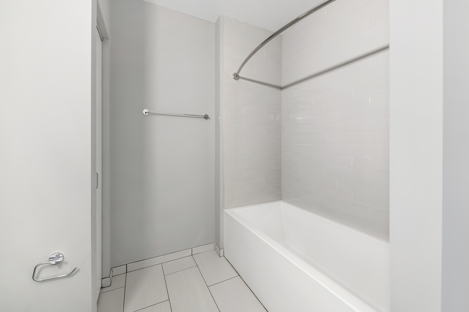 1900 West Lawrence Avenue, Unit 231 Chicago, IL 60640 - Photo 20 of 23 a bathroom with a bathtub