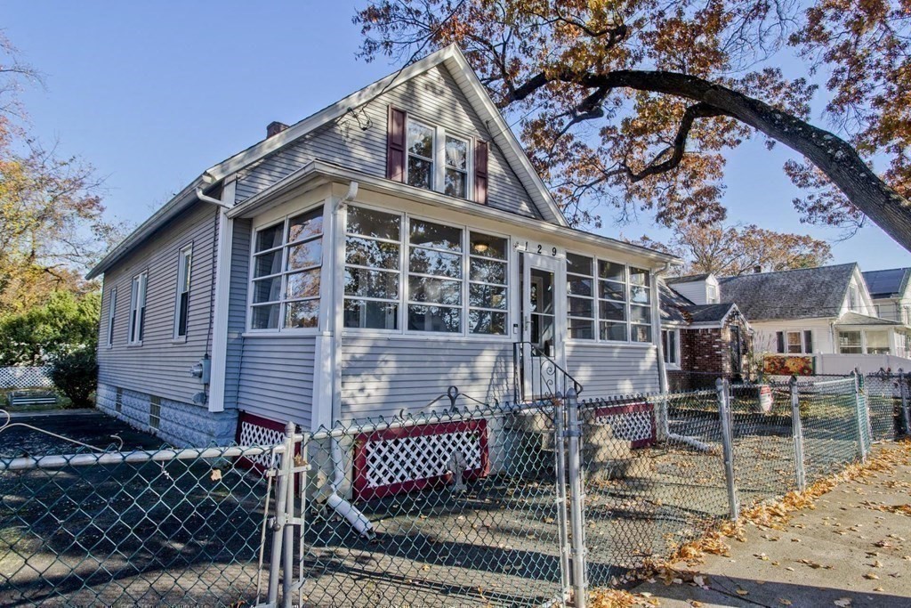 129 Eddy Street Springfield, MA 01104 - Photo 38 of 40 a front view of a house with garden