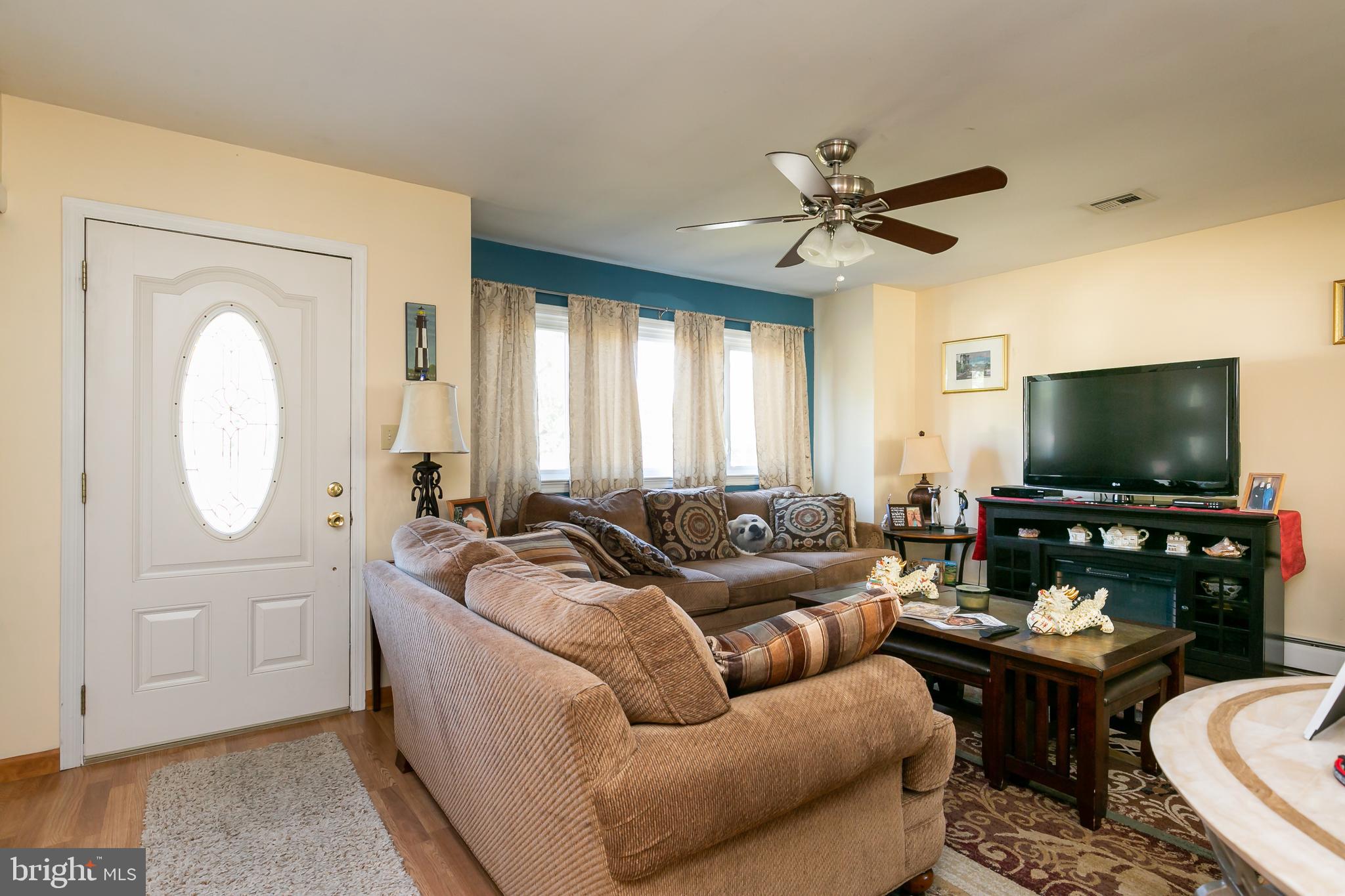 39 Hempstead Road Hamilton, NJ 08610 - Photo 2 of 20 Entryway / Living Room