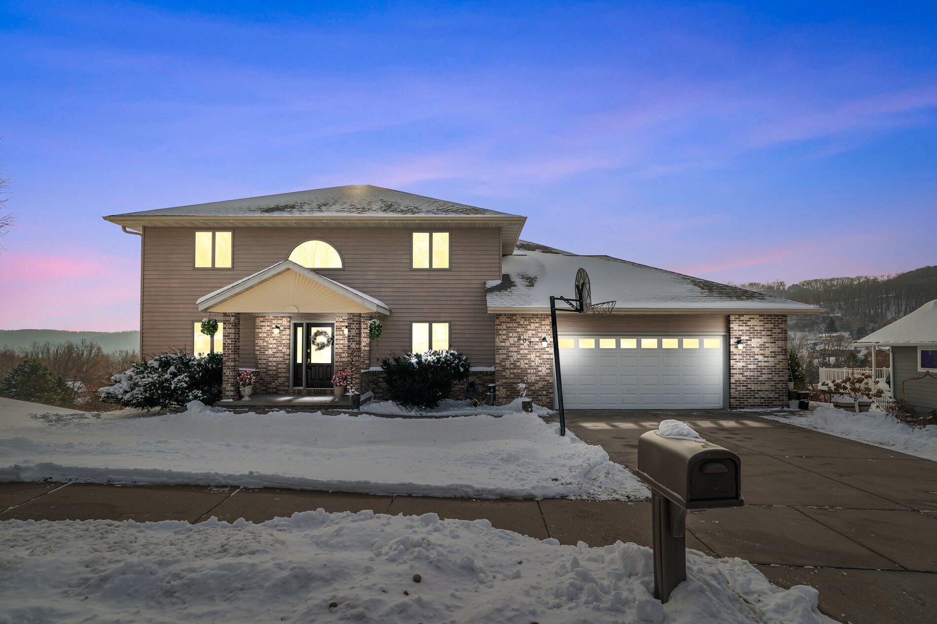 203 Eagles Bluff Road La Crescent, MN 55947 - Photo 2 of 45 203 Eagles Bluff Rd LaCrescent--24