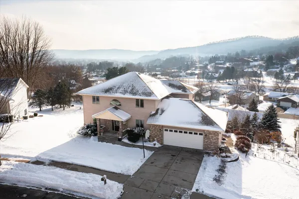 $612,000 | 203 Eagles Bluff Road, La Crescent, MN 55947