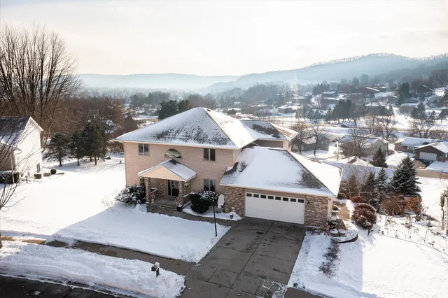 $662,000 | 203 Eagles Bluff Road, La Crescent, MN 55947