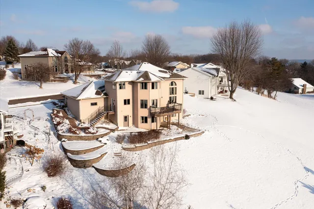$662,000 | 203 Eagles Bluff Road, La Crescent, MN 55947