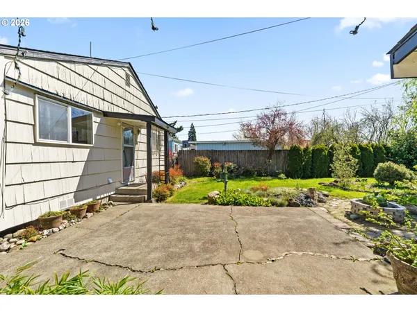 a view of a backyard