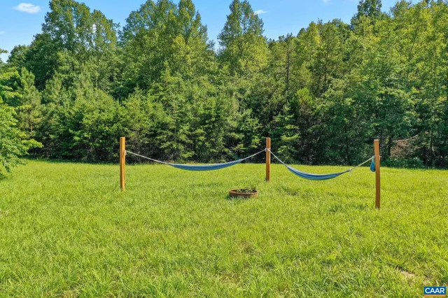 a view of a back yard