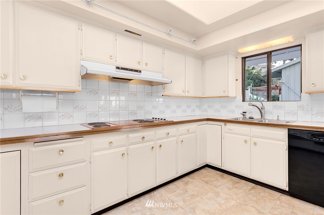 6949 South Rustic Road Seattle, WA 98178 - Photo 3 of 18