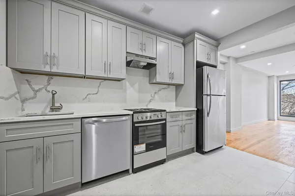 $3,675 | 444 Graham Avenue, Unit 2J | Williamsburg