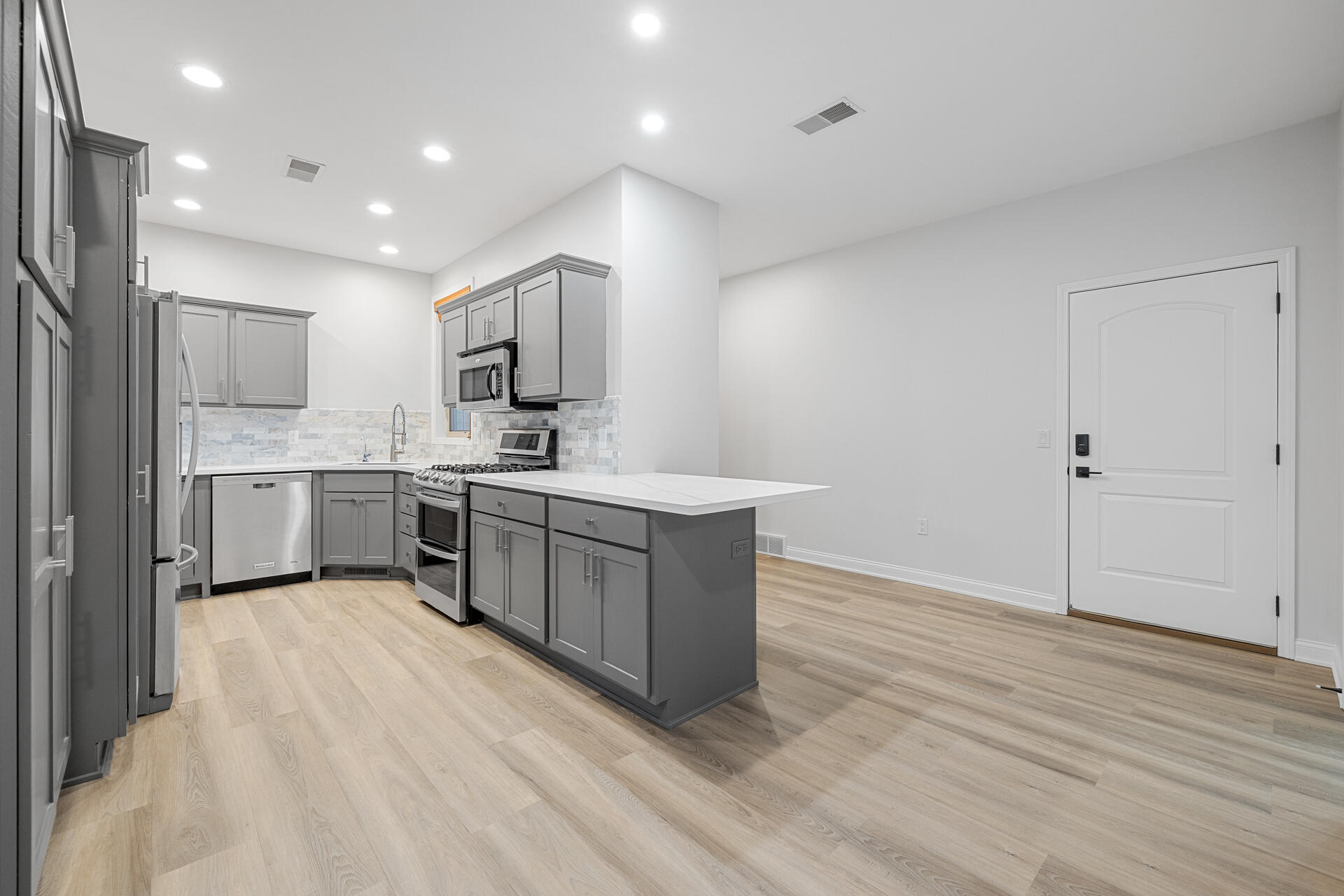 572 Cedar Bluffs Way Slinger, WI 53086 - Photo 16 of 37 6-Interior_572 Cedar Bluffs Way