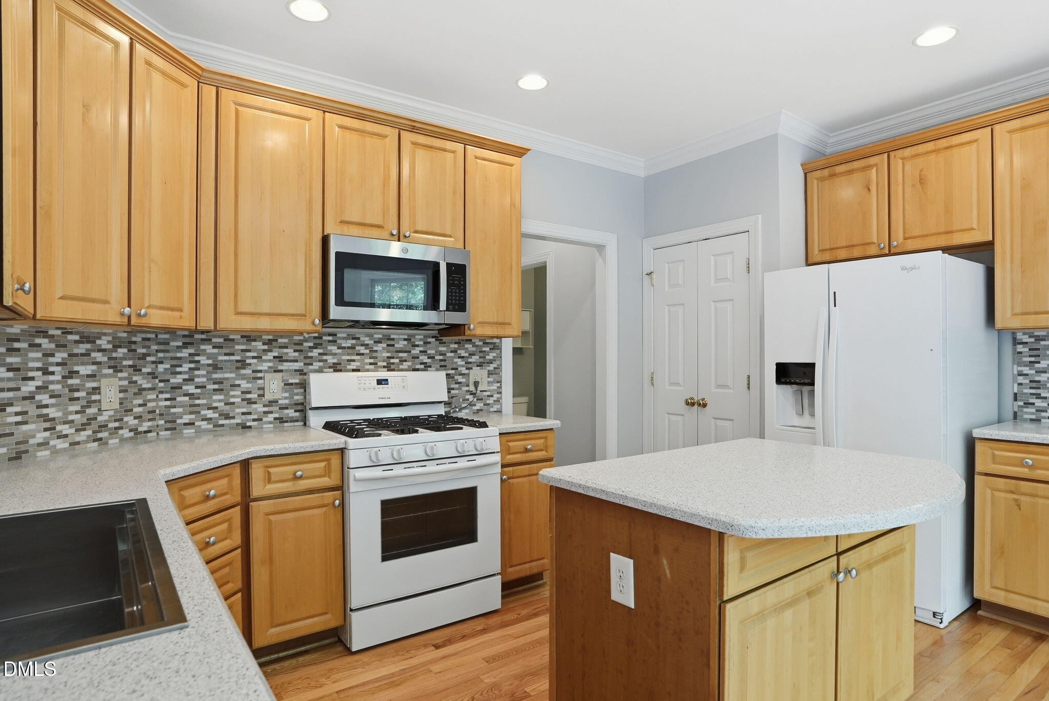 7 Morgans Ridge Lane Durham, NC 27707 - Photo 22 of 75 a kitchen with a stove a sink and a refrigerator