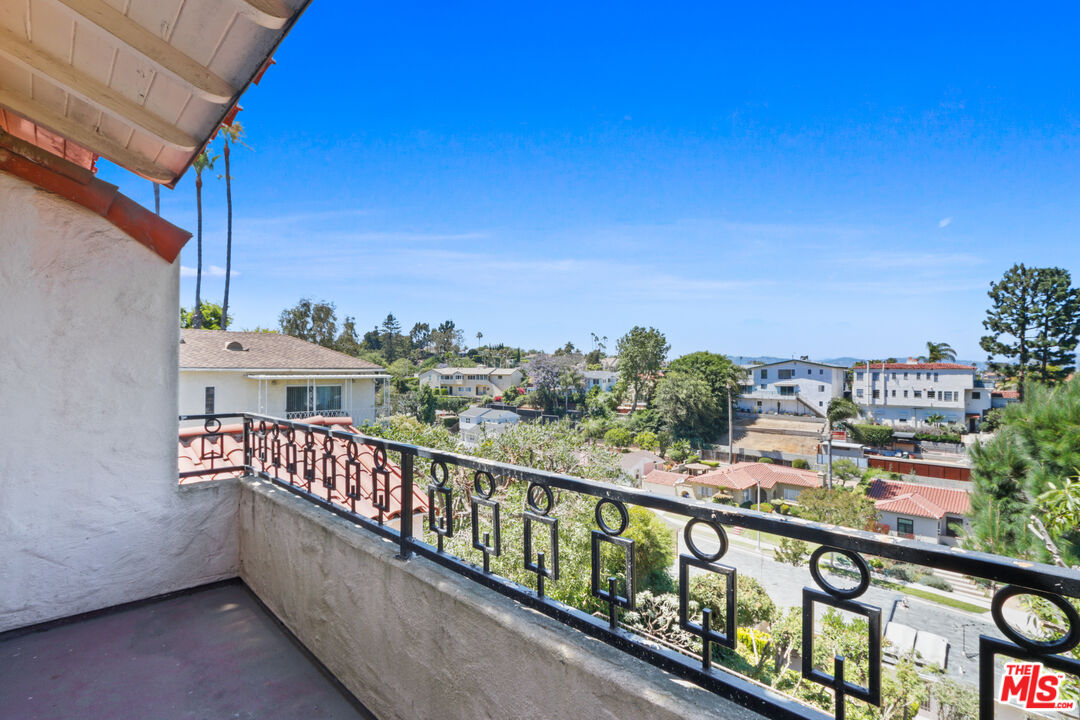 3851 Olympiad Drive View Park, CA 90043 - Photo 31 of 35 a view of city from balcony