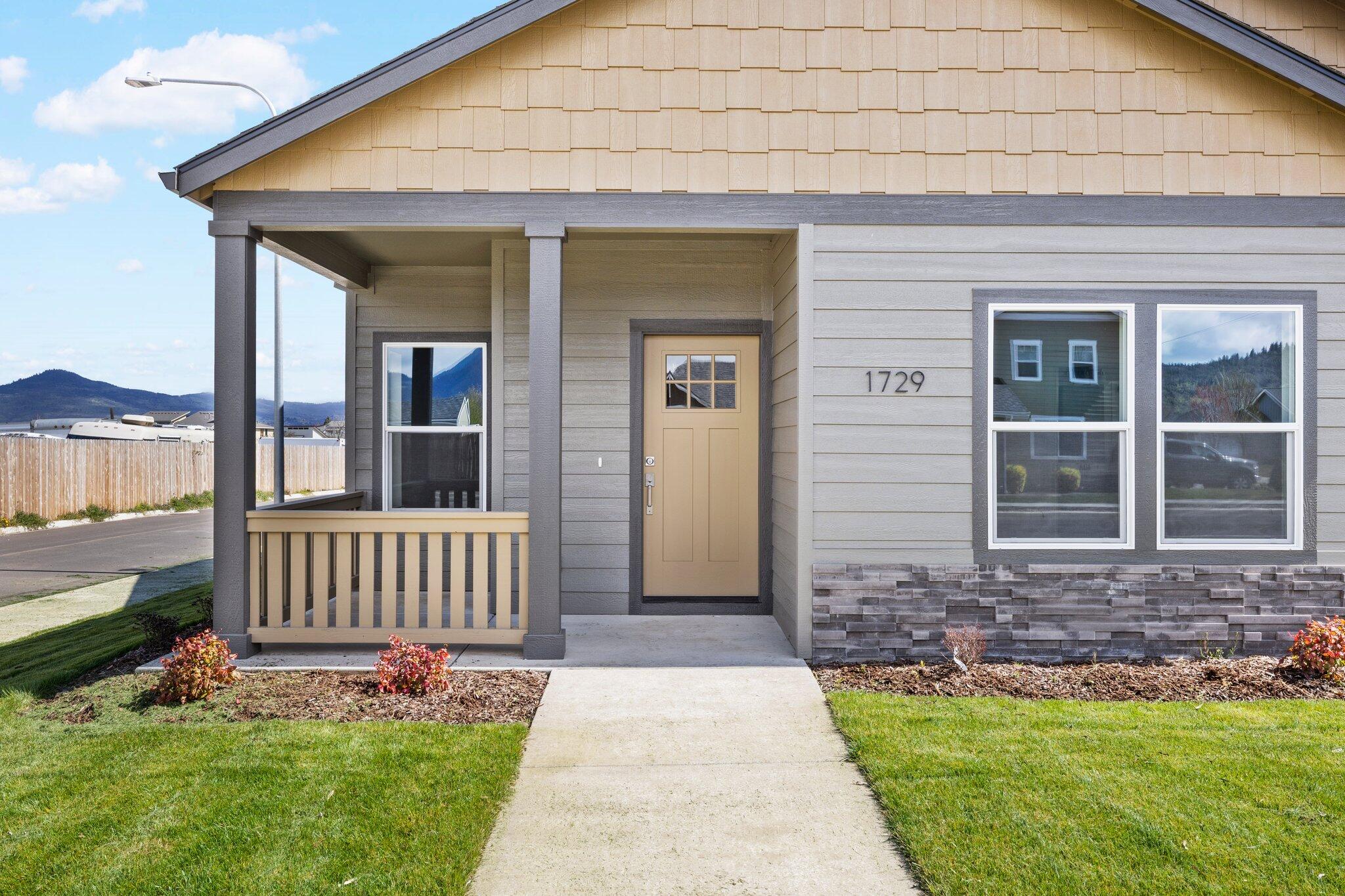 1729 Thomas Road Medford, OR 97501 - Photo 2 of 23 2